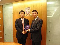 Prof. Joseph Sung (right), VC of CUHK presents a souvenior to Prof. Huai Jinpeng (left), President of Beihang University.